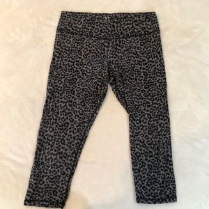 black & gray leopard print cropped yoga leggings